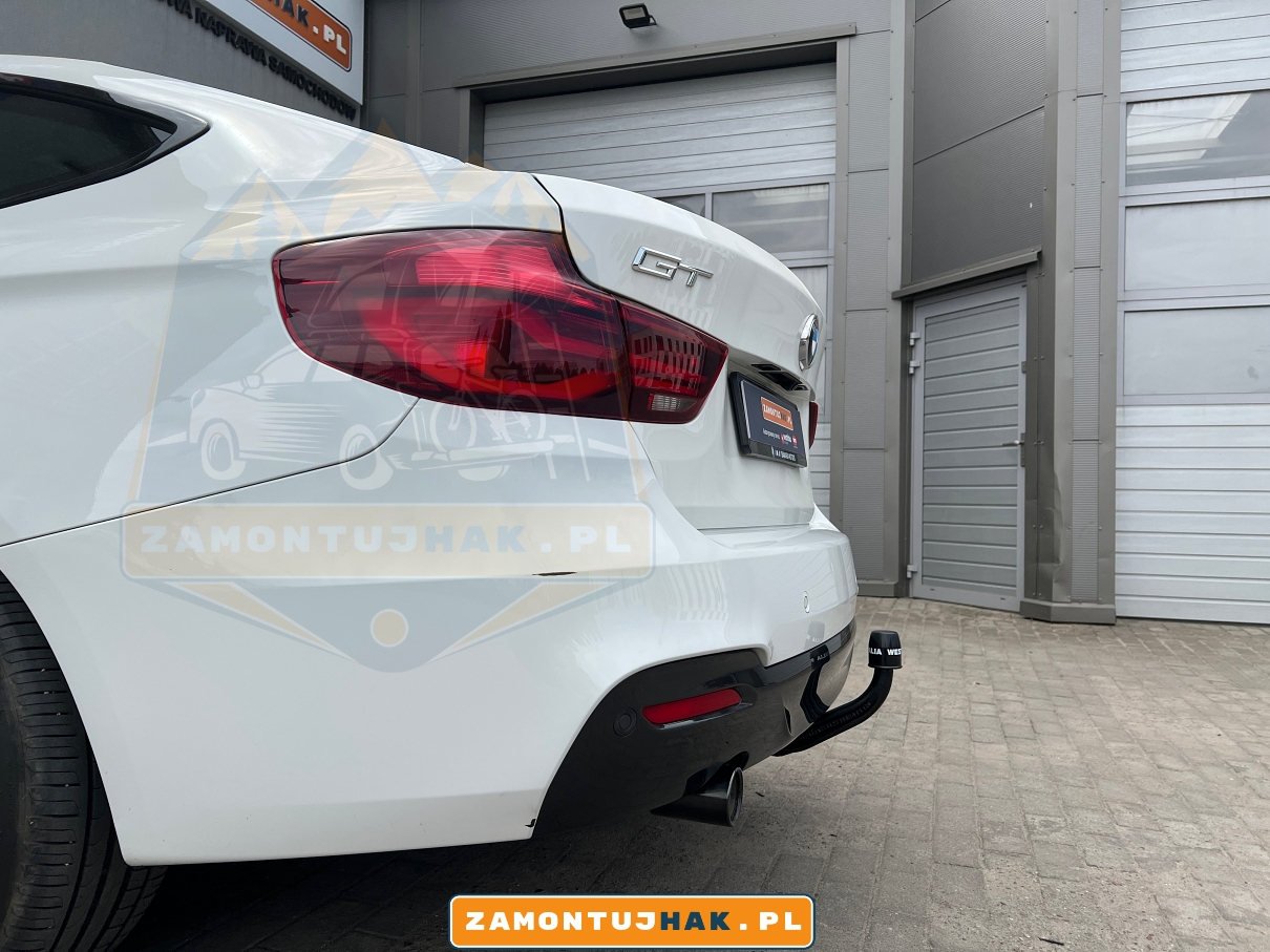 na zdjeciu bmw f34 3gt 2019, od lewej strony od tylu z oryginalnym hakim holowniczym westfalia a40v 